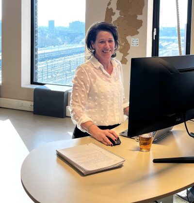 Louisanne staat achter haar bureau