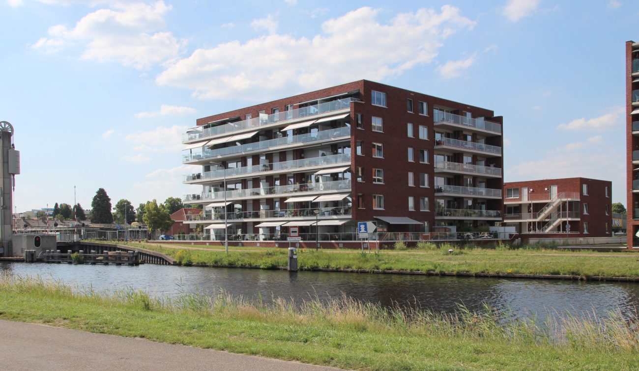 Overzichtsfoto van de nieuwbouwappartementen op het HIVA-terrein in Son, vastgelegd van een afstand met zicht op de volledige gevel.