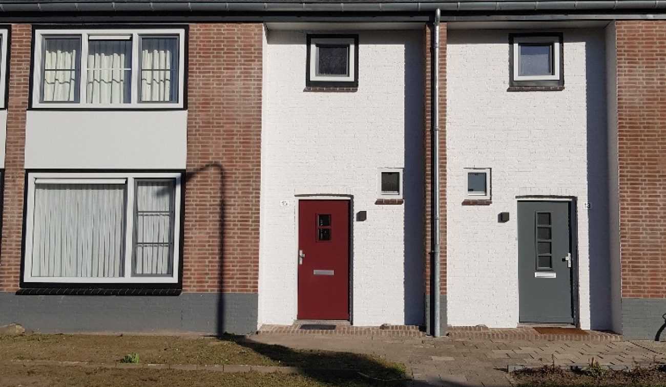 Straatfoto van Oerle in Tilburg waarop de woningen te zien zijn die worden aangepakt tijdens het groot onderhoudsproject van 143 huizen.