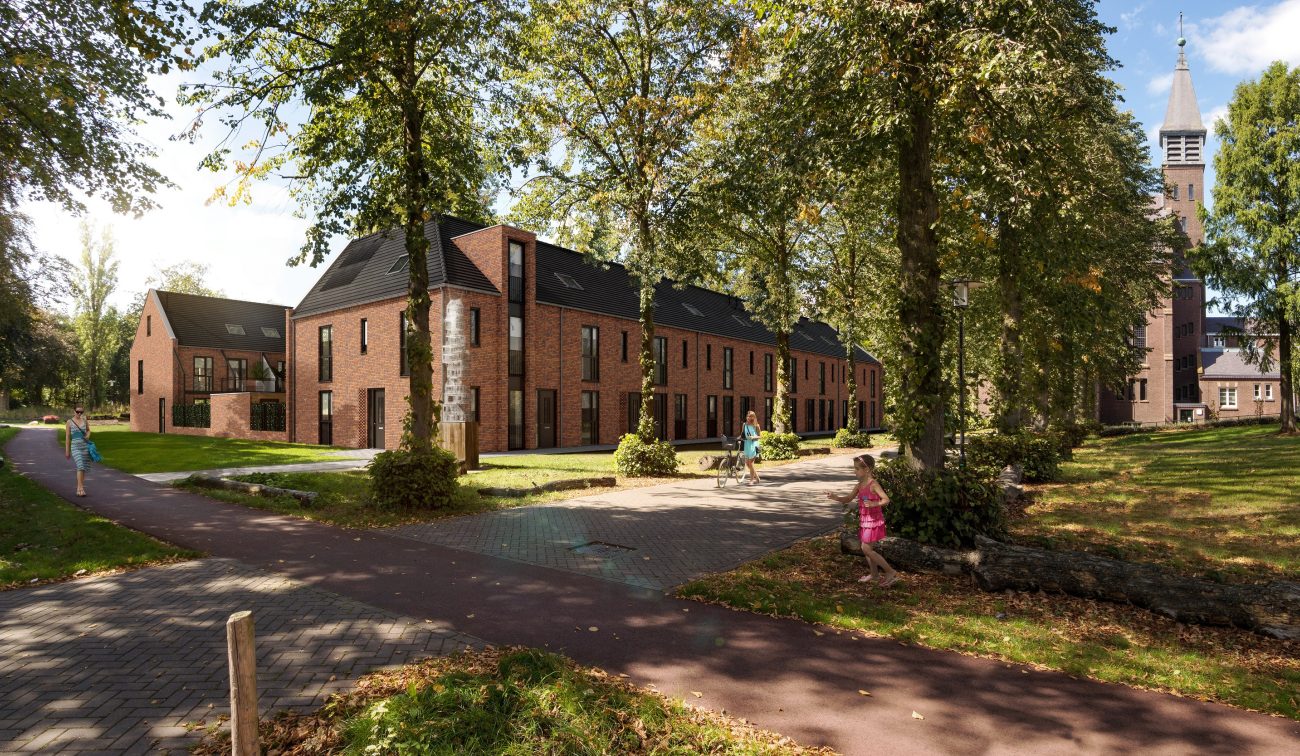 Kloostervelden Sterksel – impressie van rijwoningen in rood baksteen langs groene laan met hoge bomen, kerktoren op achtergrond