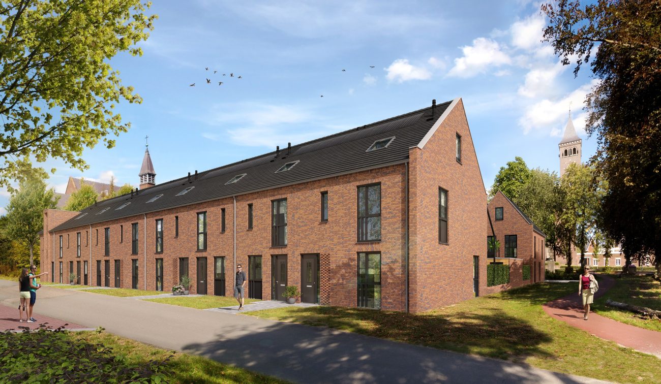 Kloostervelden Sterksel – impressie van rijwoningen in rood baksteen met donkere zadeldaken langs groen pad, kerktorens op achtergrond