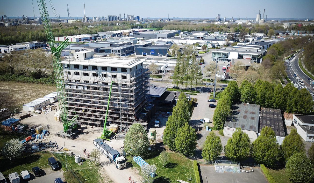 Bastion Hotel Geleen in aanbouw – gevel met steigers en bouwkraan, gezien vanuit de lucht