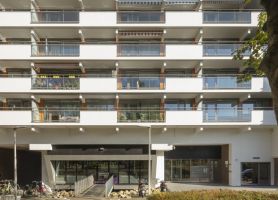 Renovatie Molenwei in Heerlen, ritmische balkons en vernieuwde kozijnen.