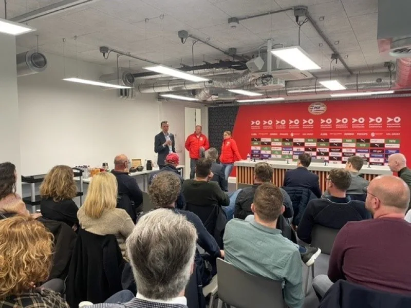 Bijeenkomst met publiek en sprekers in presentatieruimte van PSV