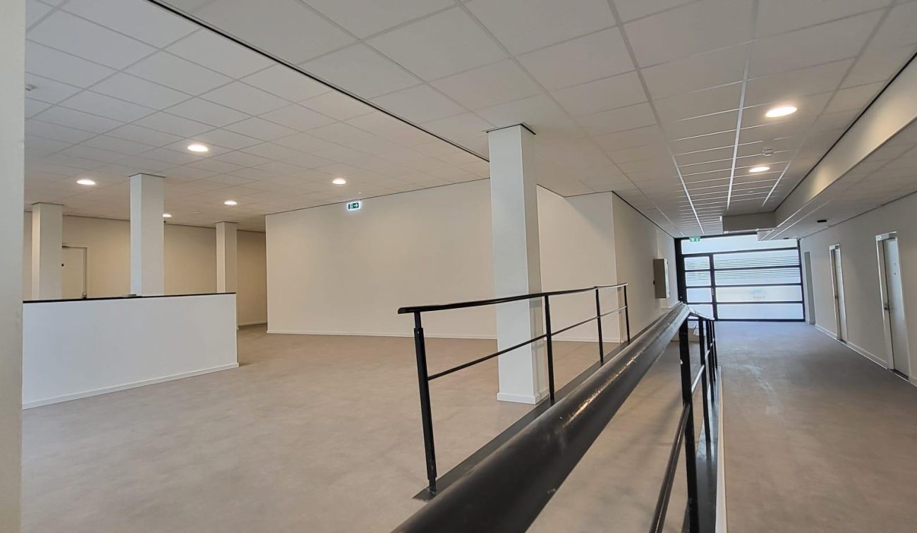 Transformatie en renovatie voormalig hotel Born – licht open interieur met hellingbaan, kolommen en daglicht