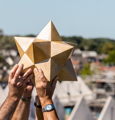 De VB ster wordt gedragen door verschillende mensen