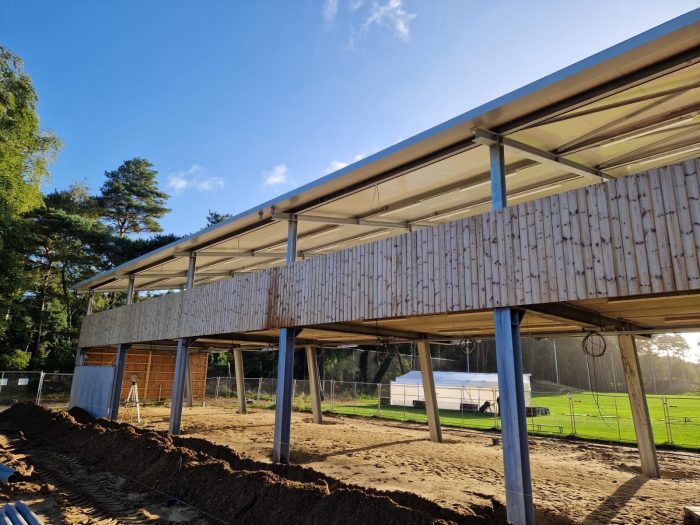 Achteraanzicht tijdens de bouw nieuwbouw driving range Golfbaan de Herkenbosche