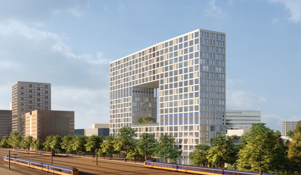 Impressie van woontorens Knoop XL Eindhoven – iconische toren met grote uitsparing en strak gevelraster, gelegen naast het spoor met passerende treinen en omringd door groen.
