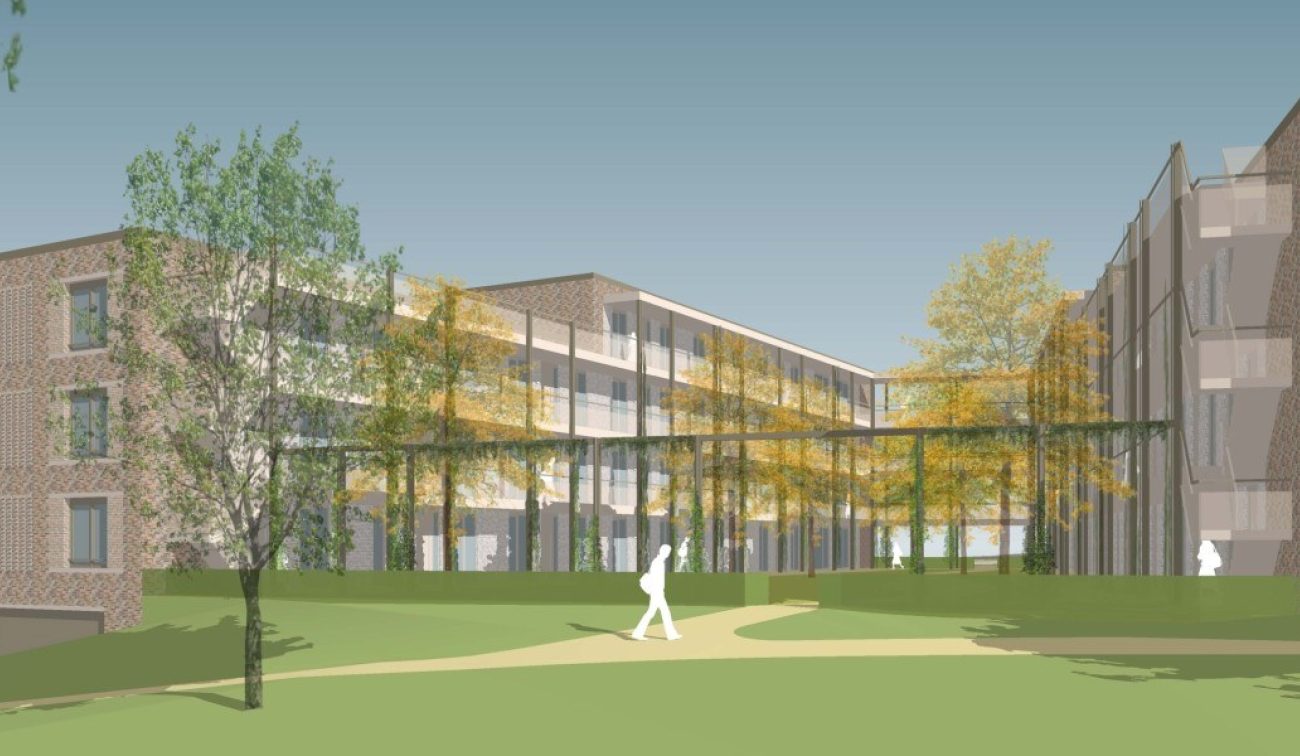 Gasthuishof Meerssen – impressie van groene binnentuin met pergola en bomen tussen bakstenen woongebouwen met galerijen