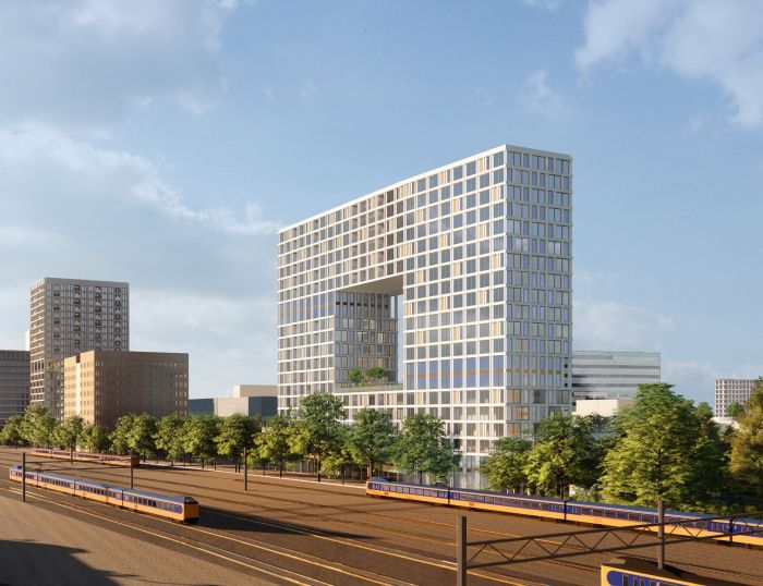 Impressie van woontorens Knoop XL Eindhoven – iconische toren met grote uitsparing en strak gevelraster, gelegen naast het spoor met passerende treinen en omringd door groen.