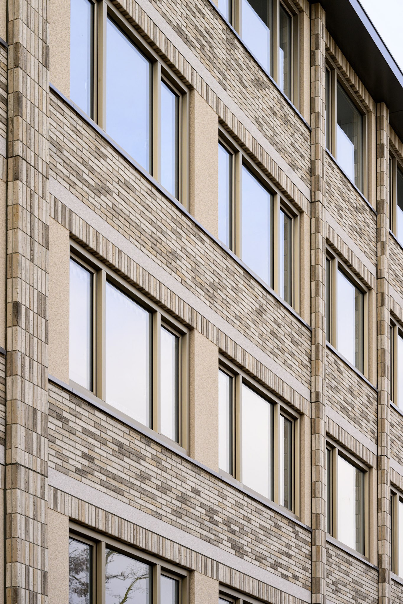 Groot onderhoud Prontoflats Helmond – vernieuwde gevel met moderne kozijnen en licht metselwerk.