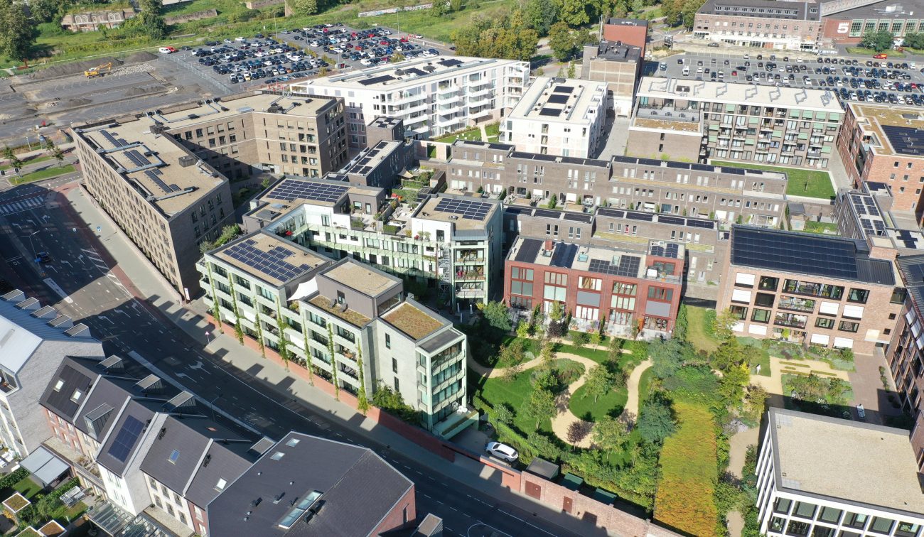 CPO Sphinx Maastricht – luchtfoto van woonblokken met groene binnentuin en paden, daken met zonnepanelen in het Sphinxkwartier