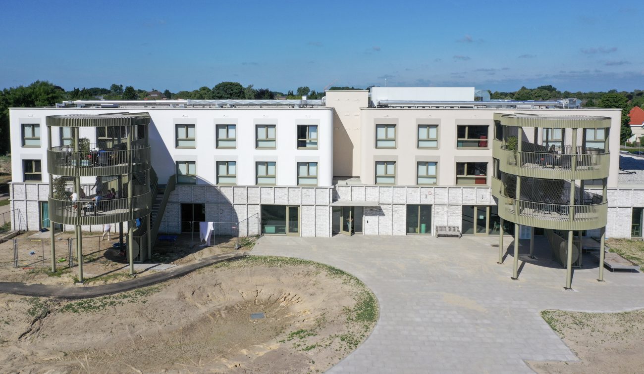 Nieuwbouw zorgwoningen Risselthof Horst met lichte gevel en ronde balkontorens.