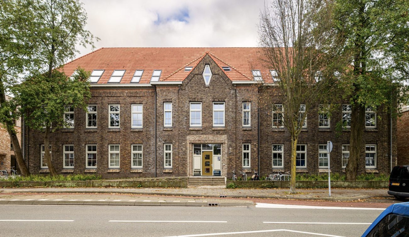 Vooraanzicht van appartementencompex, met hoofdingang in het midden