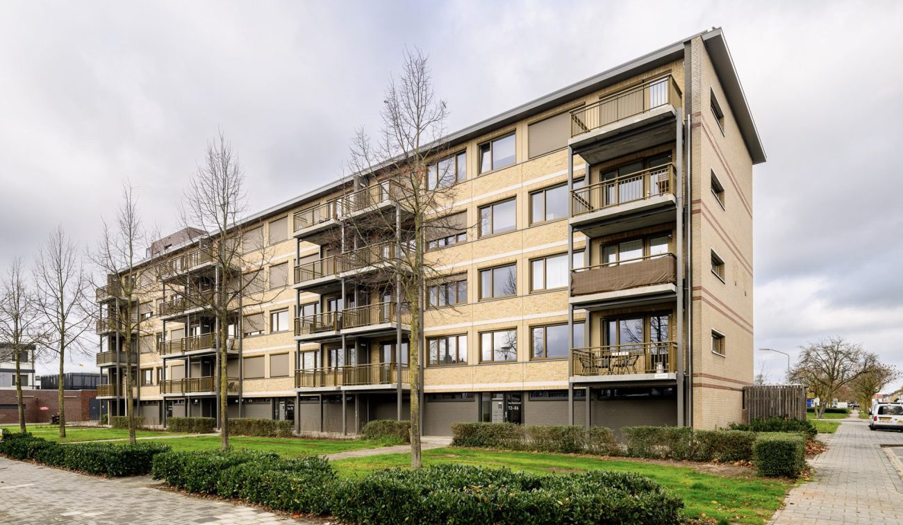 Groot onderhoud Prontoflats Helmond – gerenoveerde appartementenflat met vernieuwde gevel en balkons.