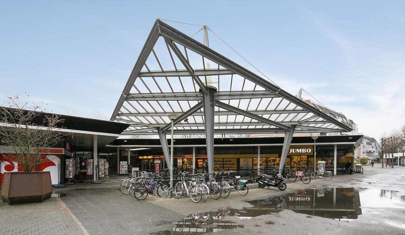 Winkelcentrum De Heeg in Maastricht met Jumbo-supermarkt onder moderne staal- en glasconstructie.