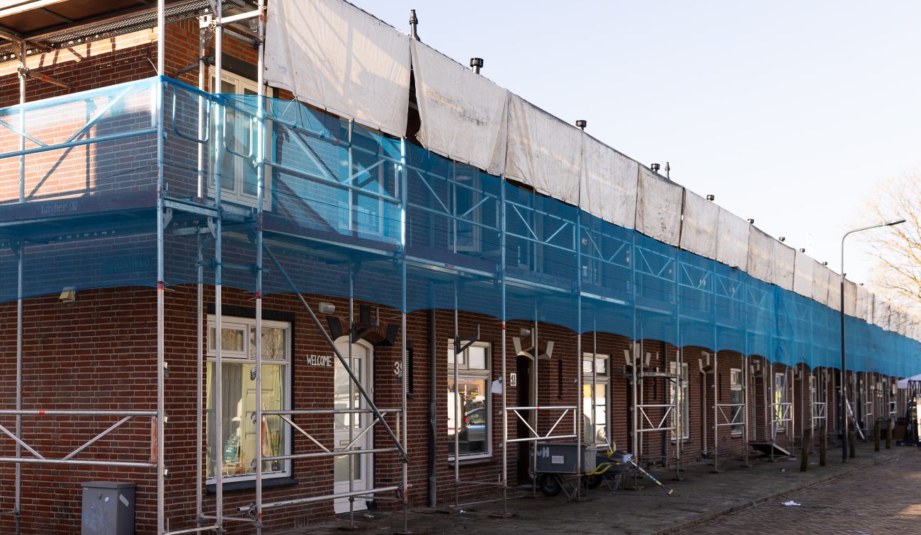 Woningen in Tuinzigt Haagpoort in steigers tijdens de uitvoering van het groot onderhoudsproject.