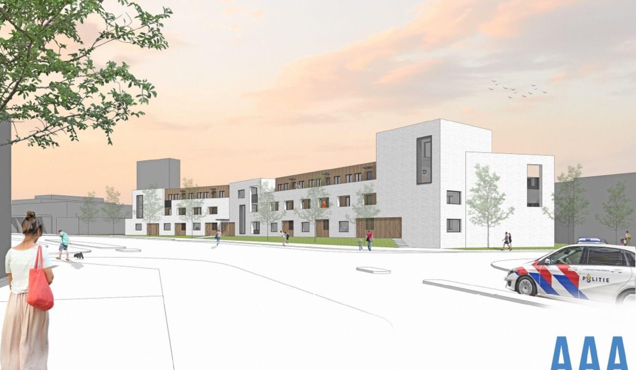 Impressie nieuwbouw van 24 huurappartementen in Heerlen: wit gemetseld woonblok met accenten in hout, pleintje en stoep.