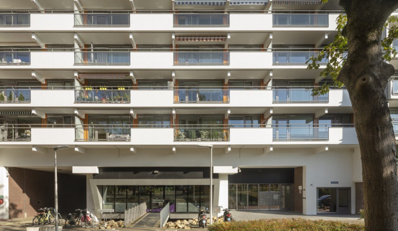 Renovatie Molenwei in Heerlen, ritmische balkons en vernieuwde kozijnen.