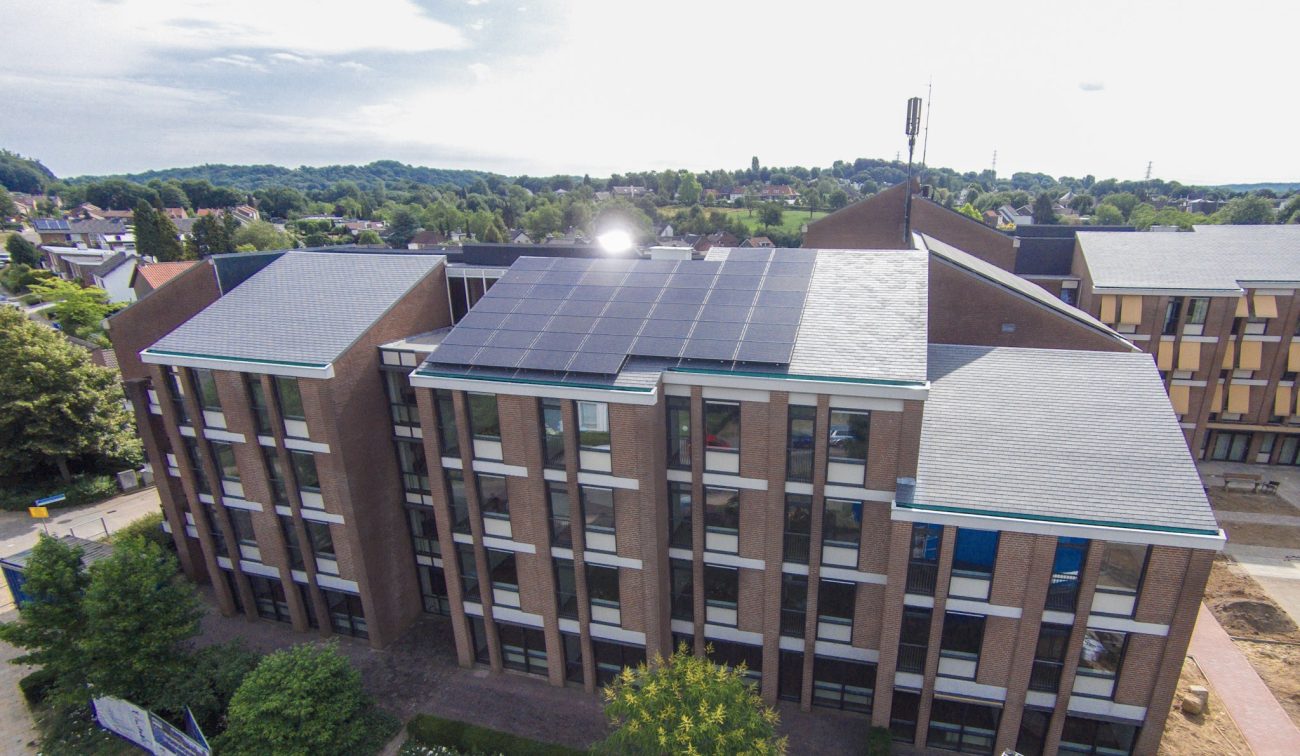 Beukeloord Meerssen na transformatie, gevel met verticale penanten en zonnepanelen op dak.