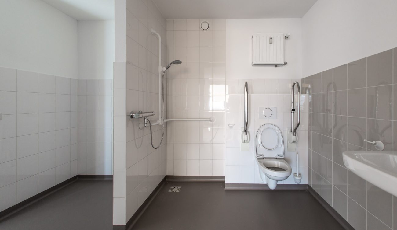 Zorgbadkamer met drempelloze douche, steunbeugels en hangtoilet – Beukeloord Meerssen
