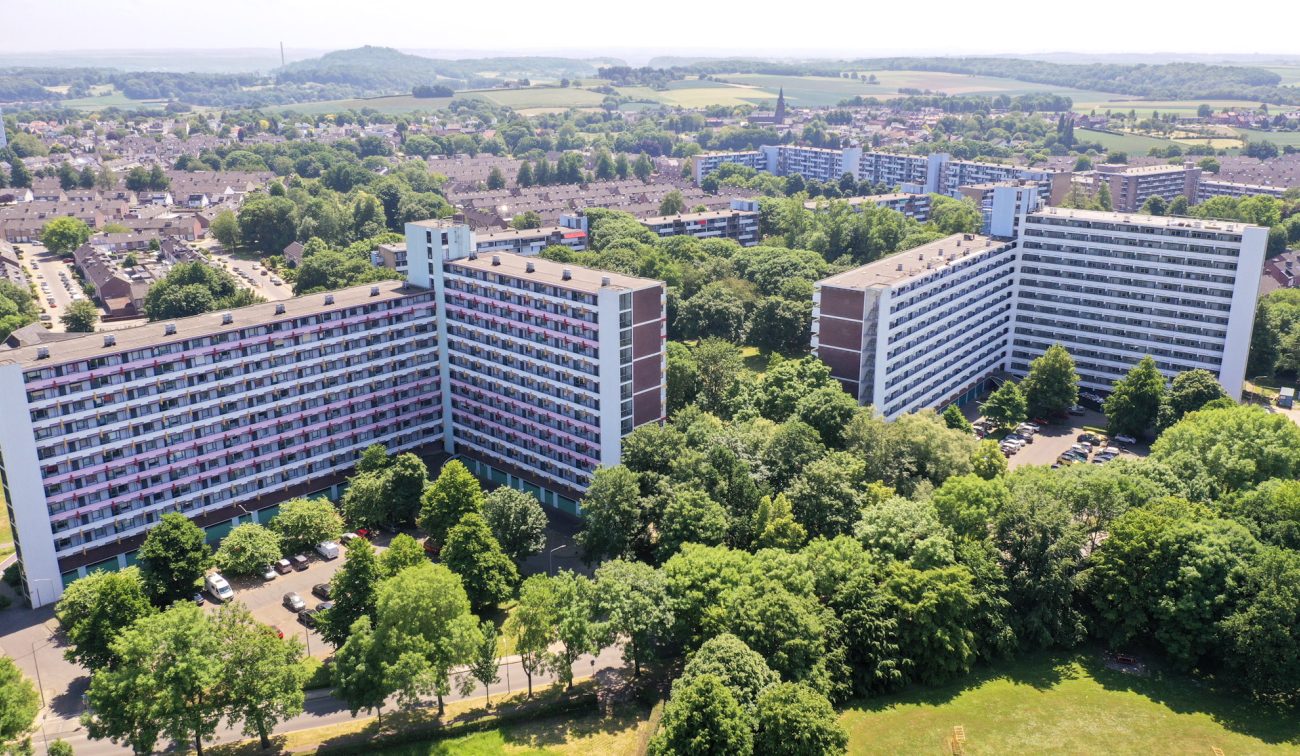 Palatijnhof Maastricht – twee hoogbouw galerijflats in het groen tijdens verduurzaming en onderhoud.
