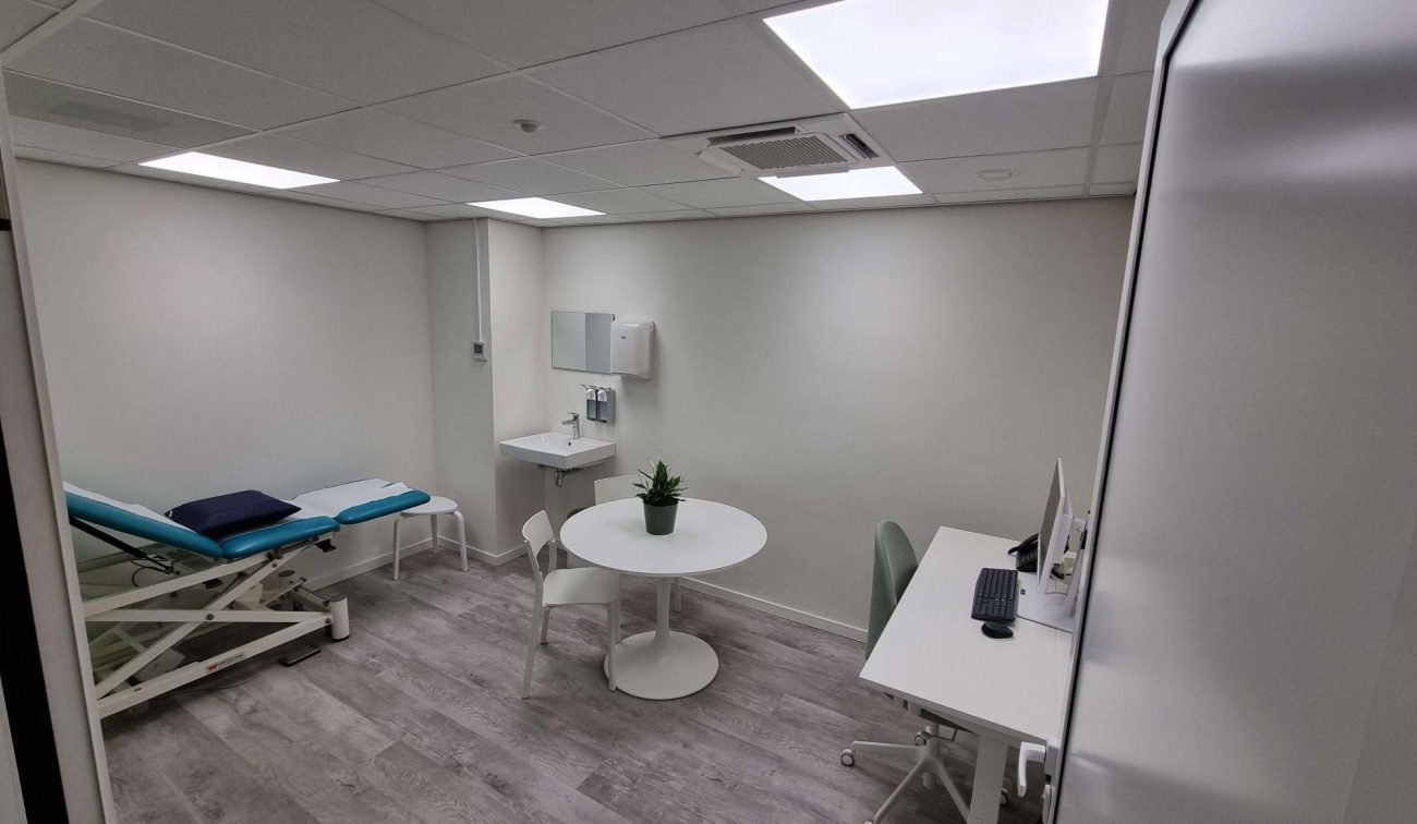 Afbeelding van een spreekkamer bij de huisarts