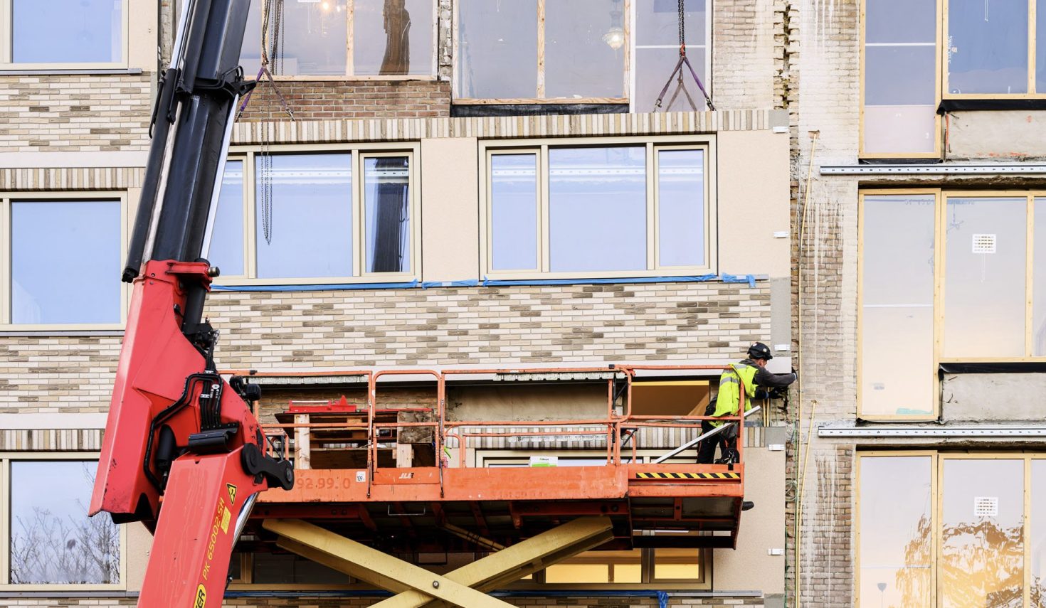 Prefab kozijn voor de Prontoflats – montage van nieuw gevelelement tijdens groot onderhoud in Helmond.