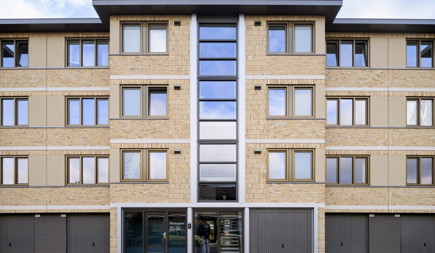 Groot onderhoud Prontoflats Helmond – vernieuwde appartementenflat met opgeknapte gevel en entree.