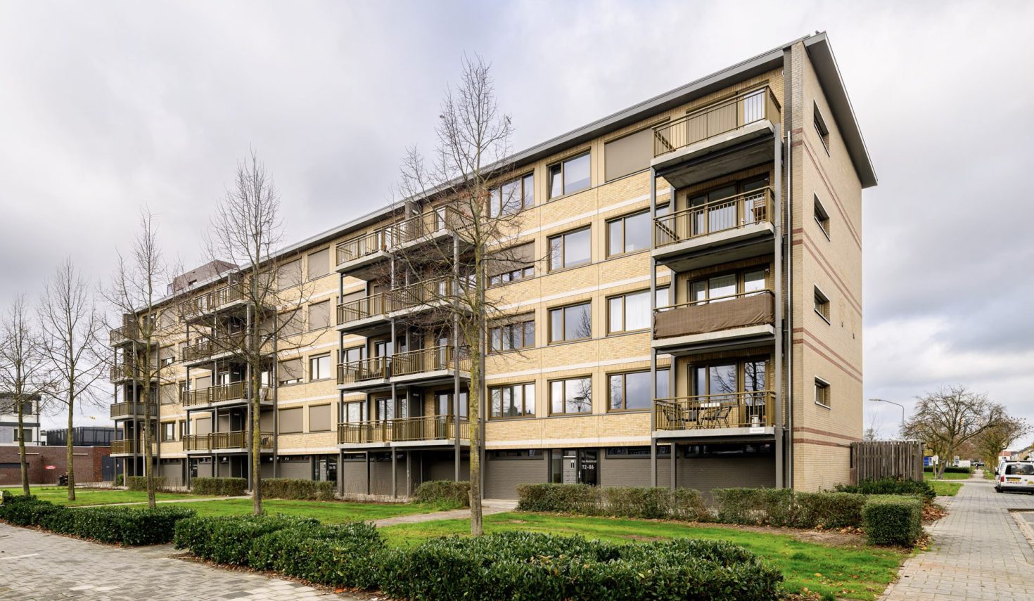 Groot onderhoud Prontoflats Helmond – gerenoveerde appartementenflat met vernieuwde gevel en balkons.