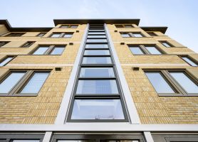 Groot onderhoud Prontoflats Helmond – vernieuwde gevel met moderne glaspui en kunststof kozijnen.