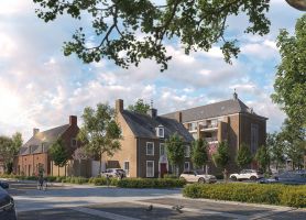 Transformatie Mariakerk Valkenswaard – impressie van herbestemde kerk met nieuwe appartementen en gerenoveerde geveltjes rond groen plein, auto’s en fietsers in straatbeeld.