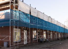 Woningen in Tuinzigt Haagpoort in steigers tijdens de uitvoering van het groot onderhoudsproject.