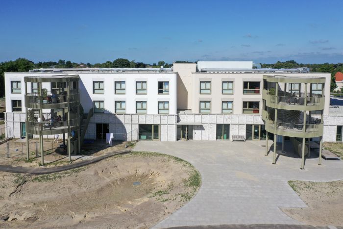Nieuwbouw zorgwoningen Risselthof Horst met lichte gevel en ronde balkontorens.