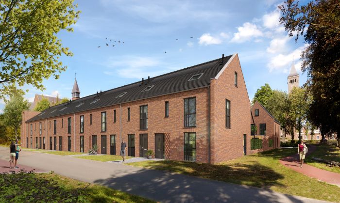 Kloostervelden Sterksel – impressie van rijwoningen in rood baksteen met donkere zadeldaken langs groen pad, kerktorens op de achtergrond