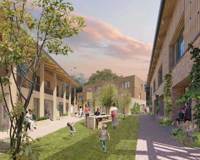 Impressie Bosplaats Thijsse Renkum – intieme hof met houten woningen en veranda’s, veel groen en klimplanten, bewoners rond een picknicktafel en spelende kinderen bij een zachte avondlucht.