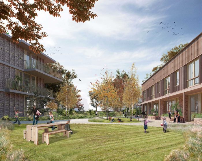 Impressie Bosplaats Thijsse Renkum – groene binnentuin met houten appartementen en rijwoningen, balkons en veranda’s, spelende kinderen en bewoners rond picknicktafels tussen bomen en gras.