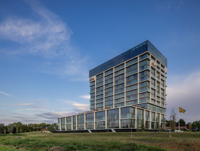 Linkerzijde van de voltooide nieuwbouw van hotel Van der Valk in Eindhoven-Best