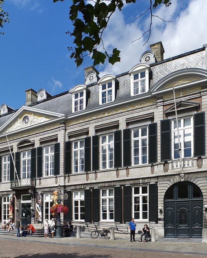 Verbouwing Theater aan het Vrijthof Maastricht: monumentale gevel met luiken, hoge ramen en dakkapellen