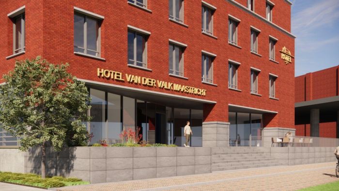 Impressie entree Hotel Van der Valk Maastricht met rode baksteen en gouden gevelletters