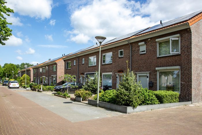 O-vriendelijk: Straatbeeld van de Rootstraat in Oss met gerenoveerde woningen en vernieuwde uitstraling na afronding van het groot onderhoudsproject.